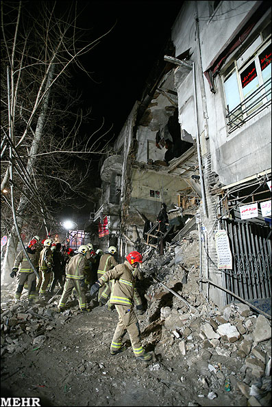 ریزش ساختمانی در چهارراه ولی‌عصر