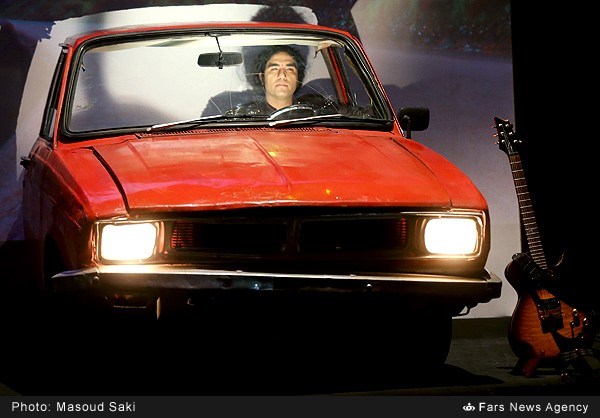 رضا یزدانی با پیکان روی استیج رفت (عکس)