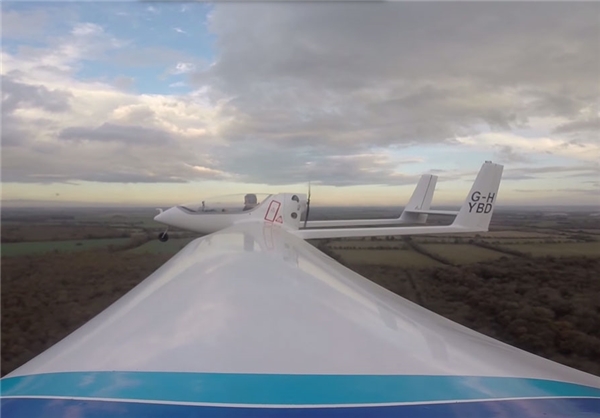 هواپیمای دوگانهسوز با قابلیت شاژ مستقیم هنگام پرواز هواپیمای دوگانهسوز با قابلیت شاژ مستقیم هنگام پرواز