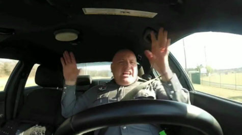 لب‌زنی پلیس آمریکایی از یک ترانه را میلیون‌ها نفر دیدند