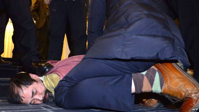 حمله به سفیر آمریکا با تیغ ریش تراشی (+عکس)