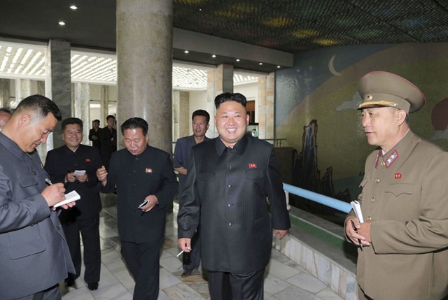 بازدید رهبر کره شمالی از کاخ دانش‌آموزان (عکس)
