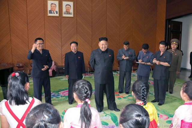بازدید رهبر کره شمالی از کاخ دانش‌آموزان (عکس)