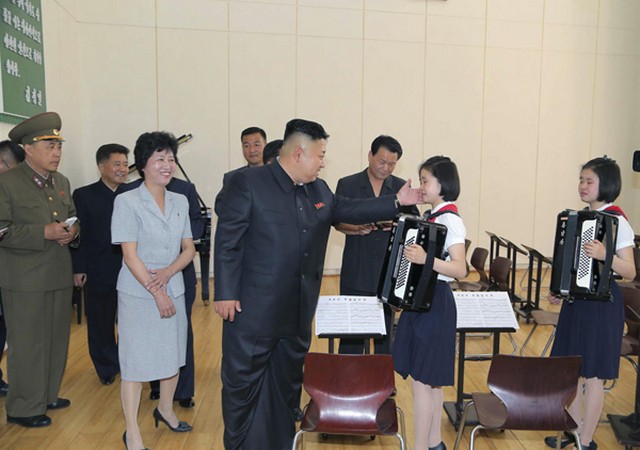 بازدید رهبر کره شمالی از کاخ دانش‌آموزان (عکس)
