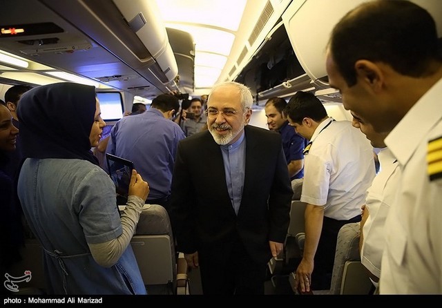 حاشیه هایی از سفر ظریف به وین (عکس)