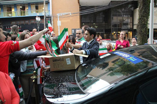 تجمع هواداران ایرانی مقابل هتل تیم ملی (عکس)