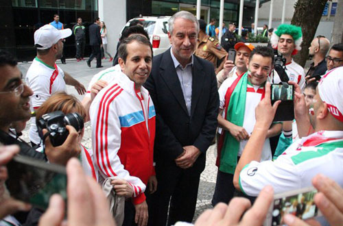 تجمع هواداران ایرانی مقابل هتل تیم ملی (عکس)