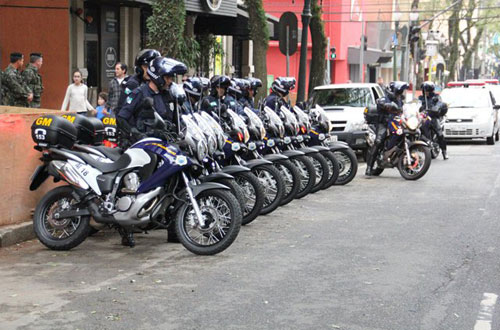 تجمع هواداران ایرانی مقابل هتل تیم ملی (عکس)