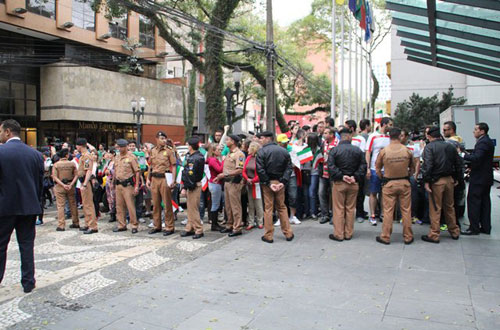 تجمع هواداران ایرانی مقابل هتل تیم ملی (عکس)