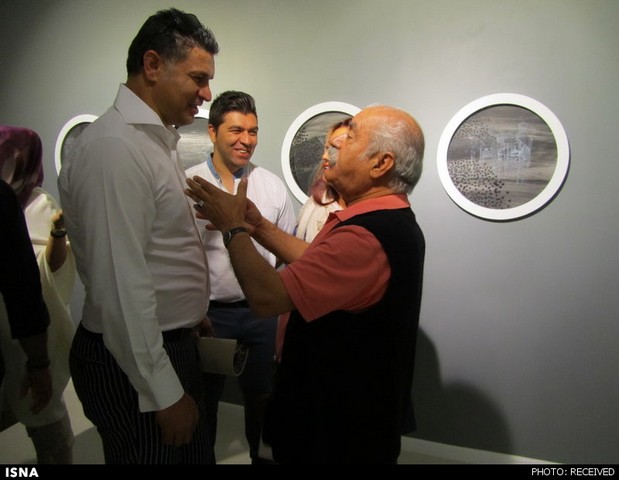 علی دایی و بهزاد فراهانی در یک گالری هنری (+عکس)