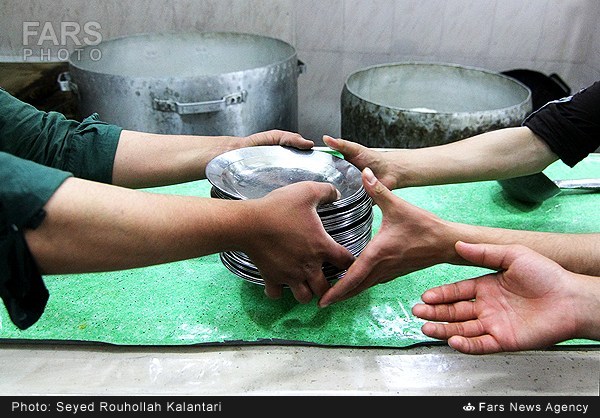 تهیه و توزیع افطاری در حسینیه قم (عکس)