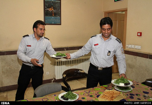 با آتشنشانان در ماه مبارک رمضان - مشهد (عکس)