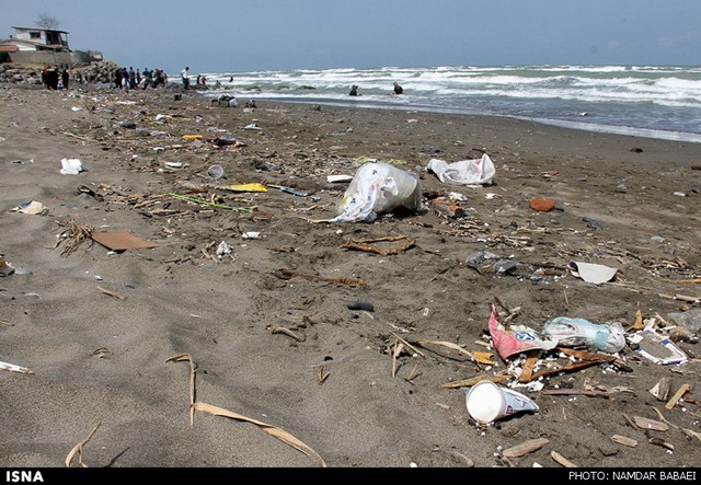دپوی زباله‌ها در ساحل مازندران (عکس)