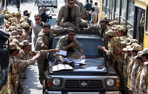 جمع آوری نامه های مردمی به روحانی (عکس)