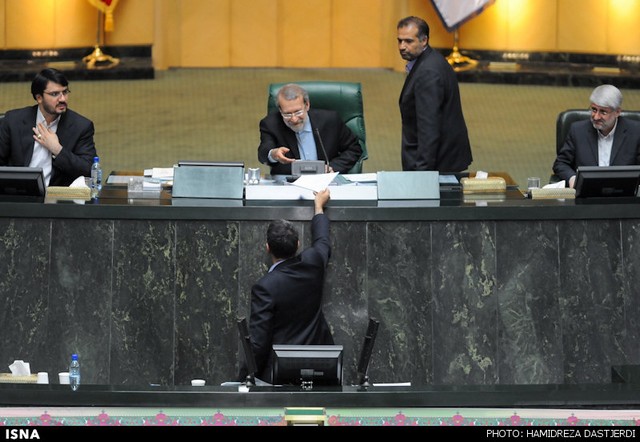 حاشیه هایی از جلسه استیضاح وزیر علوم (عکس)