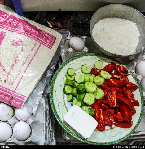 به سادگی افطار ، به برکت رمضان (عکس)