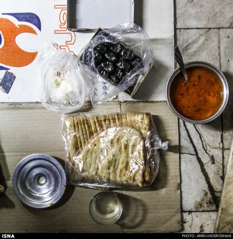 به سادگی افطار ، به برکت رمضان (عکس)