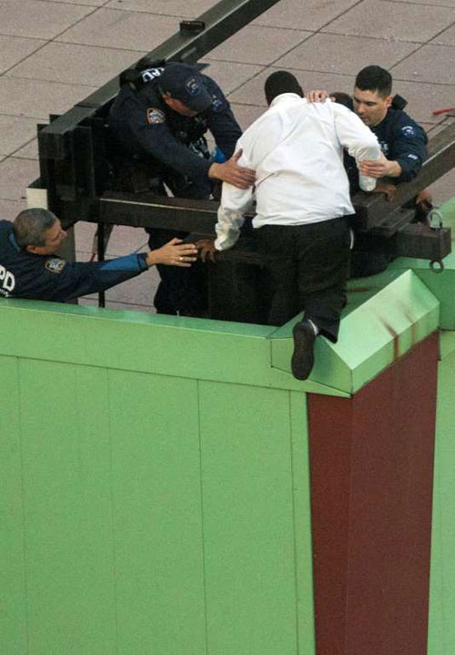 نجات مرد نیویورکی از خودکشی (عکس)