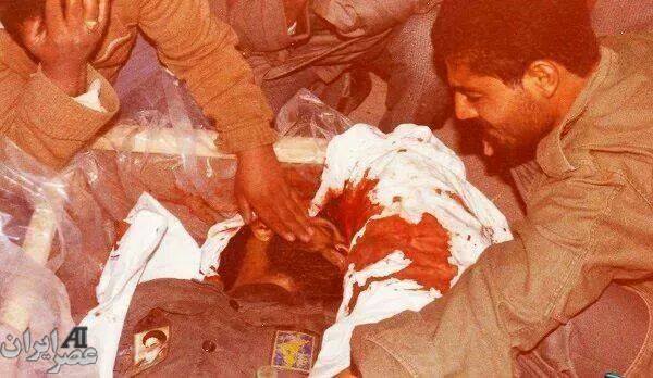 وداع سردار سلیمانی با برادر شهیدش(عکس)