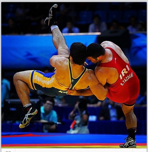 فن زیبای یزدانی به کشتی گیرقرقیز+(عکس)