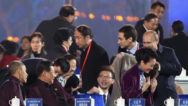 خودمانی‌ شدن پوتین و همسر رییس جمهور چین (عکس)