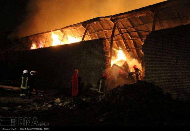 آتش سوزی انبار کالاهای چوبی - مشهد (عکس)