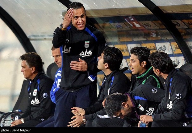 کاپیتان بیرون قاب