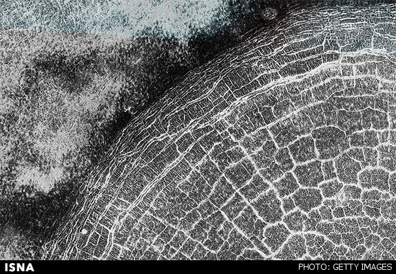 ثبت تصویر دهانه‌ای پر از شکاف در مریخ