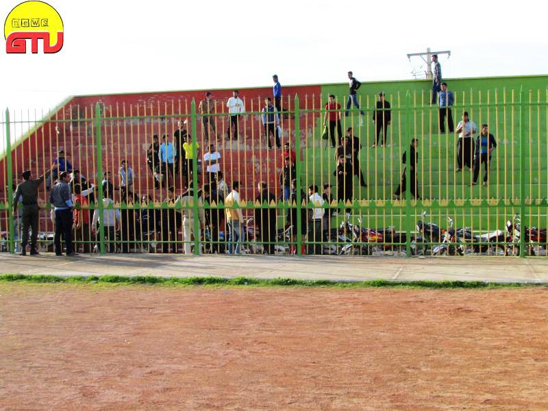 شلیک گلوله نیروی انتظامی در مسابقه فوتبال(+عکس) شلیک گلوله نیروی انتظامی در مسابقه فوتبال(+عکس)