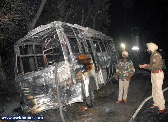 واکنش مردم خشمگین به حادثه تصادف مرگبار اتوبوس در هند (+عكس)