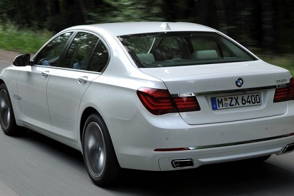 مقایسه‌ای پهلو به پهلو بین دو نسل از سری 7 ب‌ام‌و