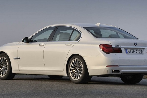 مقایسه‌ای پهلو به پهلو بین دو نسل از سری 7 ب‌ام‌و