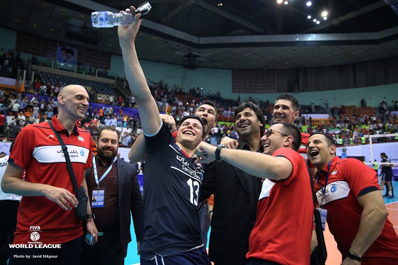 بازار داغ سلفی والیبالیست ها بعد از بازی(عکس)