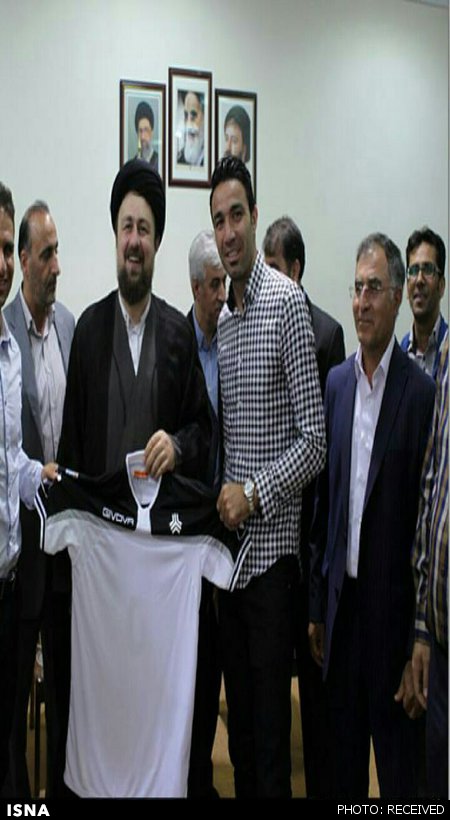 اهدای پیراهن نکونام به سیدحسن خمینی