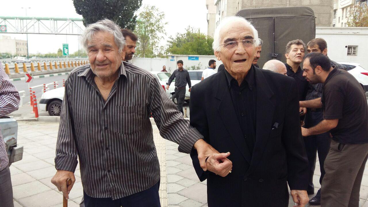 علی کریمی در مراسم ختم مادرمحمدبنا(+گزارش تصویری)