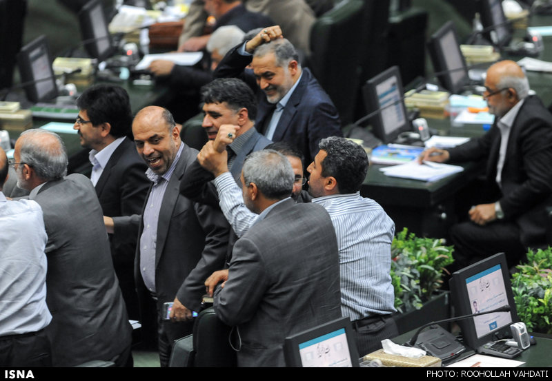 شوخی فیزیکی نمایندگان مجلس (عکس)