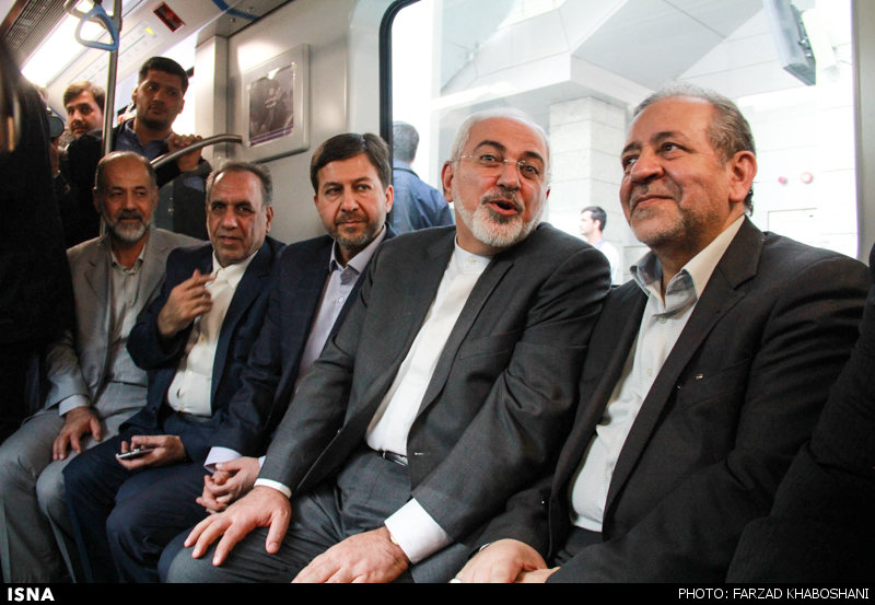 ظریف سوار در متروی اصفهان(عکس)