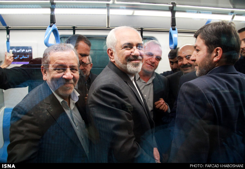 ظریف سوار در متروی اصفهان(عکس)