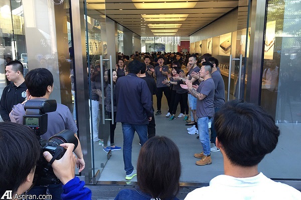 صف‌هایی که برای آی‌فون شکل می گیرند!