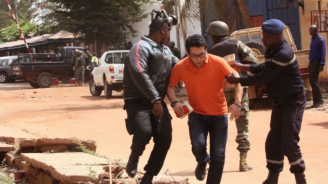 پایان گروگان‌گیری 170 نفر در پایتخت مالی با 27 کشته / داعش و القاعده برعهده گرفتند