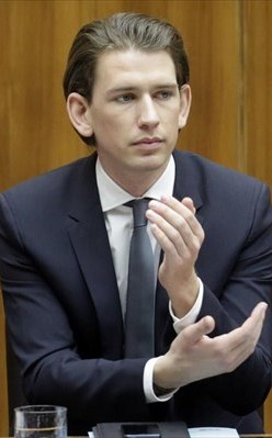 تلاش وزیر خارجه اتریش برای ممنوعیت حجاب در ادارات و مدارس