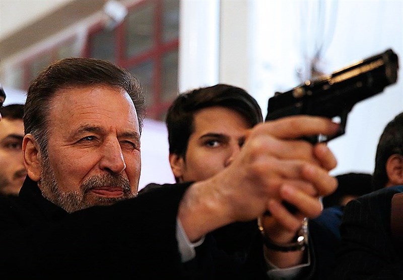 وزیر ارتباطات تفنگ به دست شد (عکس)