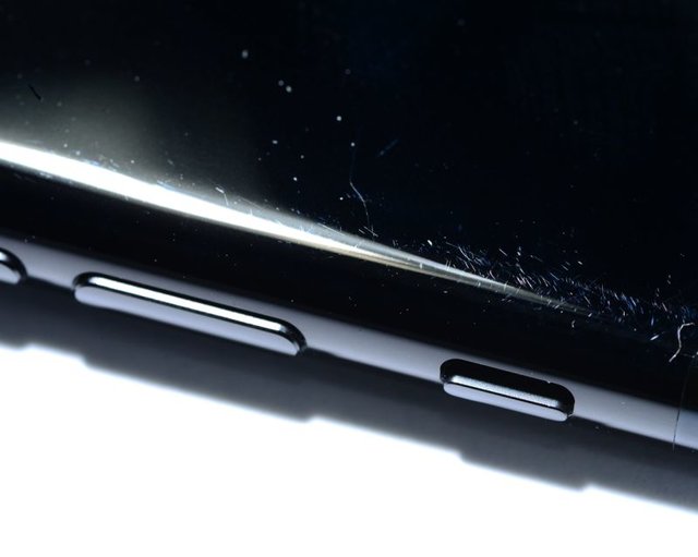 آیفون 7 جت‌بلک چه ایرادی دارد؟