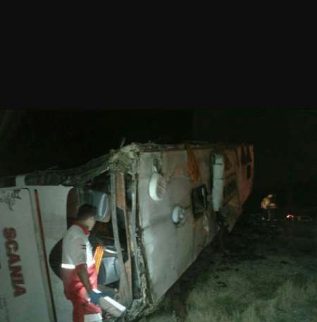 سقوط اتوبوس به دره در جاده یاسوج - اصفهان/ 2 کشته و 9 زخمی (+عکس)