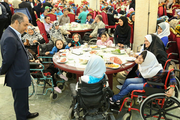 مراسم افطاری با حضور معلولان جسمی ریحانه در بانک سپه