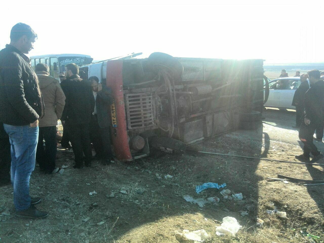 واژگونی مینی بوس فرهنگیان در ارومیه/ مصدومیت 22 نفر (+عکس)