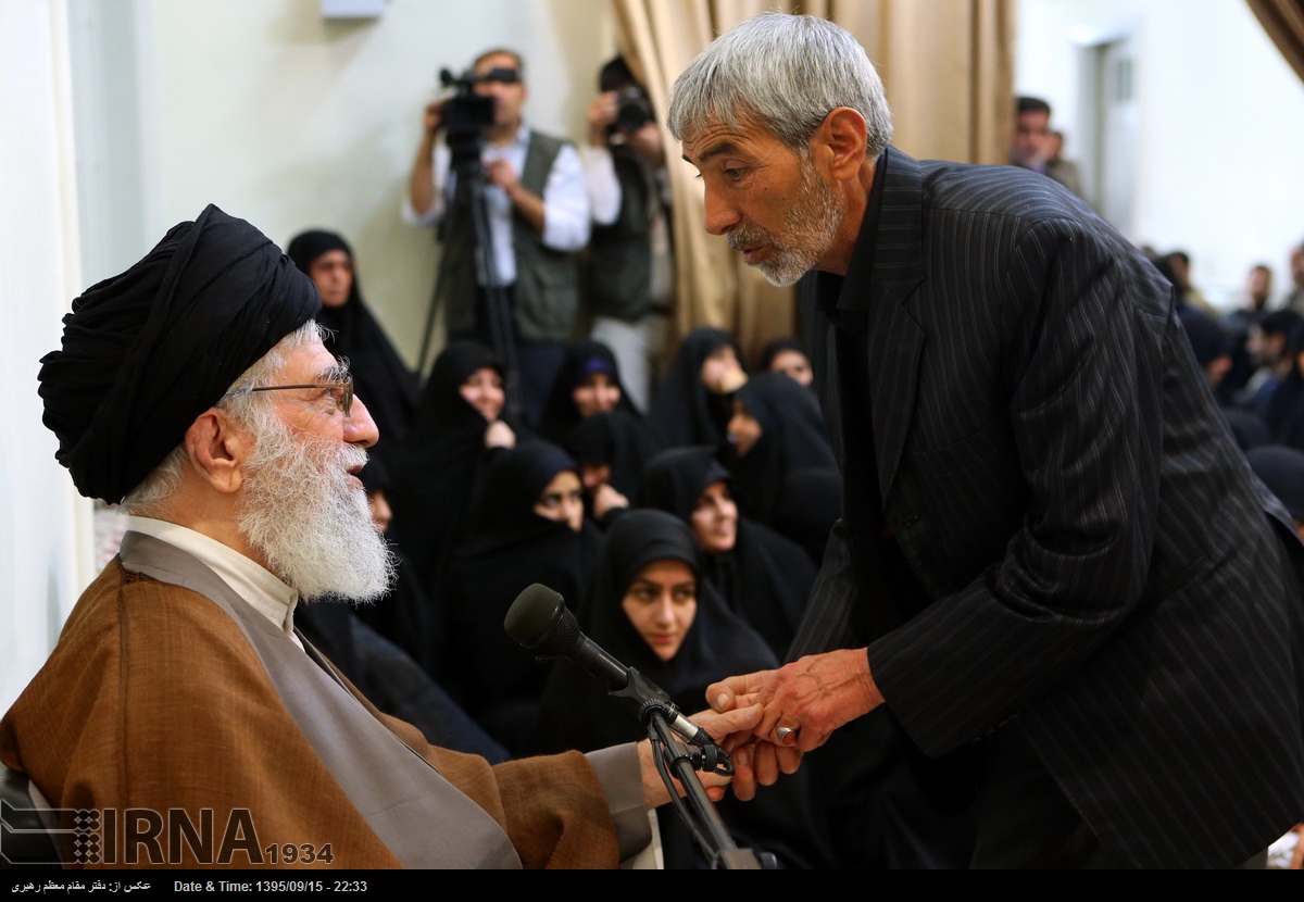 دیدار جمعی از خانواده‌های شهدای مدافع حرم با مقام معظم رهبری (+عکس)