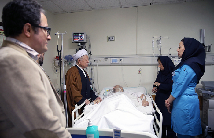 عیادت هاشمی از موسوی اردبیلی (+عکس)