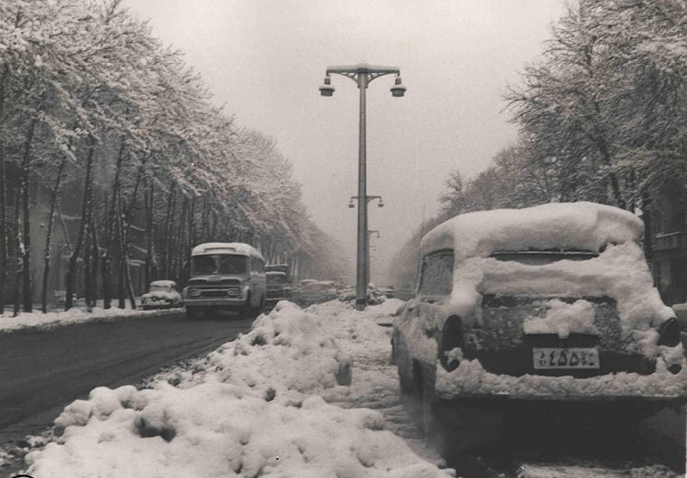 خیابان ولیعصر در یک روز برفی؛ سال ۱۳۴۰ (عکس)