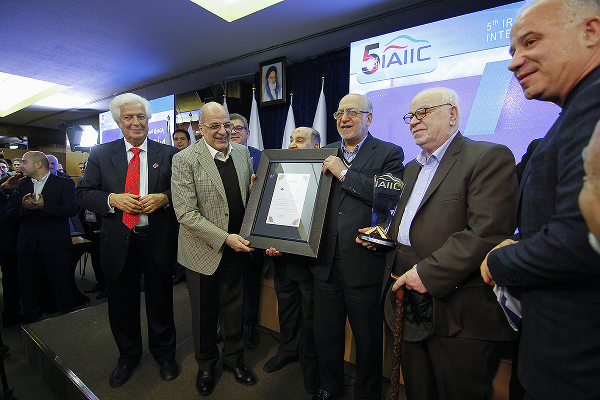 پنجمین همایش خودرو ایران با تجلیل از پیشکسوتان صنعت قطعه سازی پایان یافت پنجمین همایش خودرو ایران با تجلیل از پیشکسوتان صنعت قطعه سازی پایان یافت